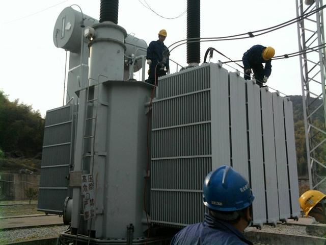 作業(yè)人員安全保護(hù)繩系在安全水平保護(hù)繩上,確保在變壓器本體上移動始終不會失去保護(hù)。